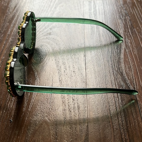 Unisex Green Heart-Shaped Fashion Sunglasses w/case main image 9